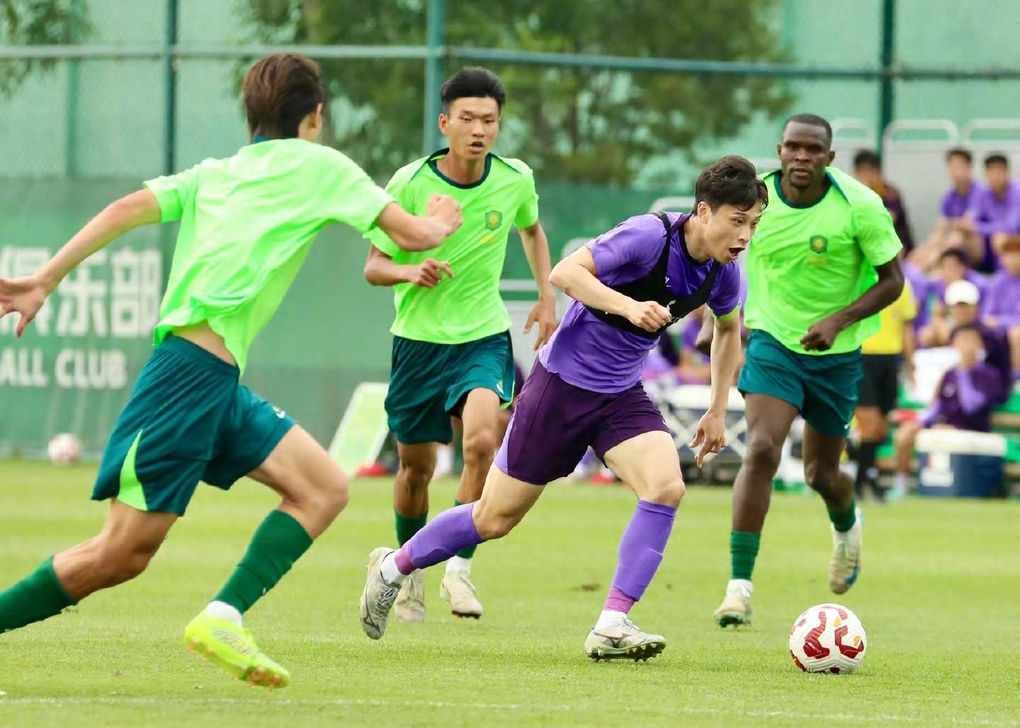 包含赛地聚焦——中超今夜热度飙升，葡萄牙体育战术微调，态度坚定，更衣室氛围转暖的词条