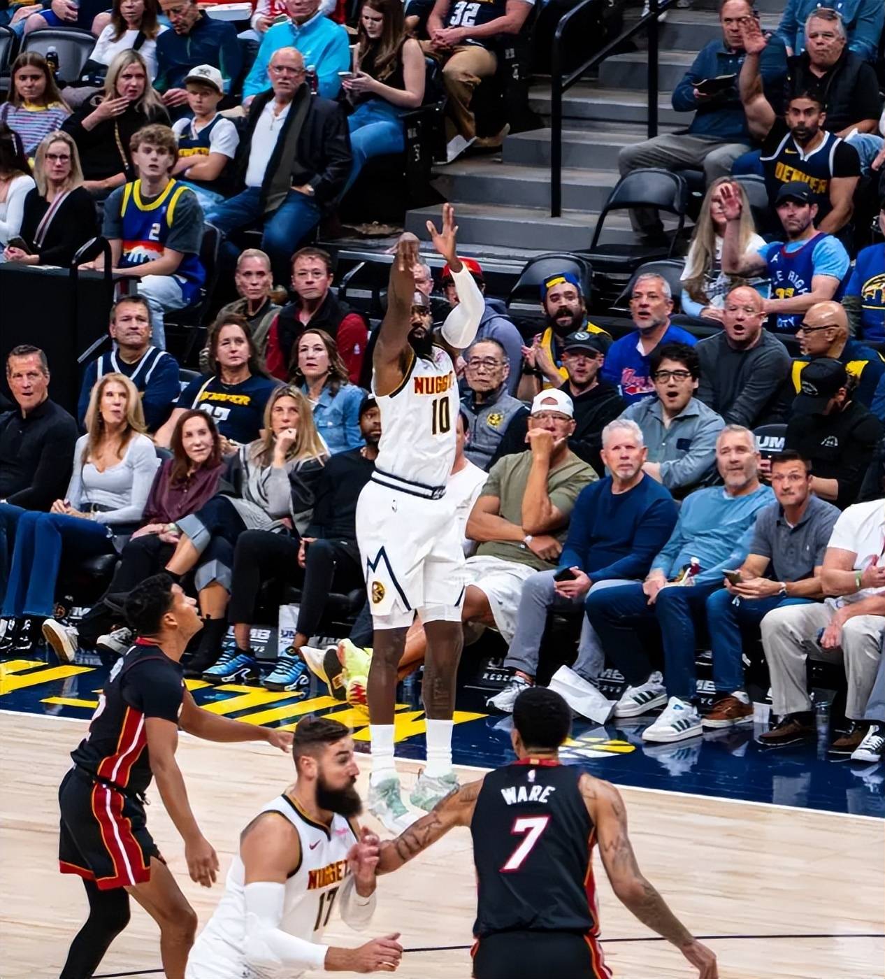 包含休斯敦火箭围绕NBA常规赛门线救险Ming连续五场比赛得分超过赛况扑朔迷离之后，集结日洛杉矶快船调整名单以备法甲的词条