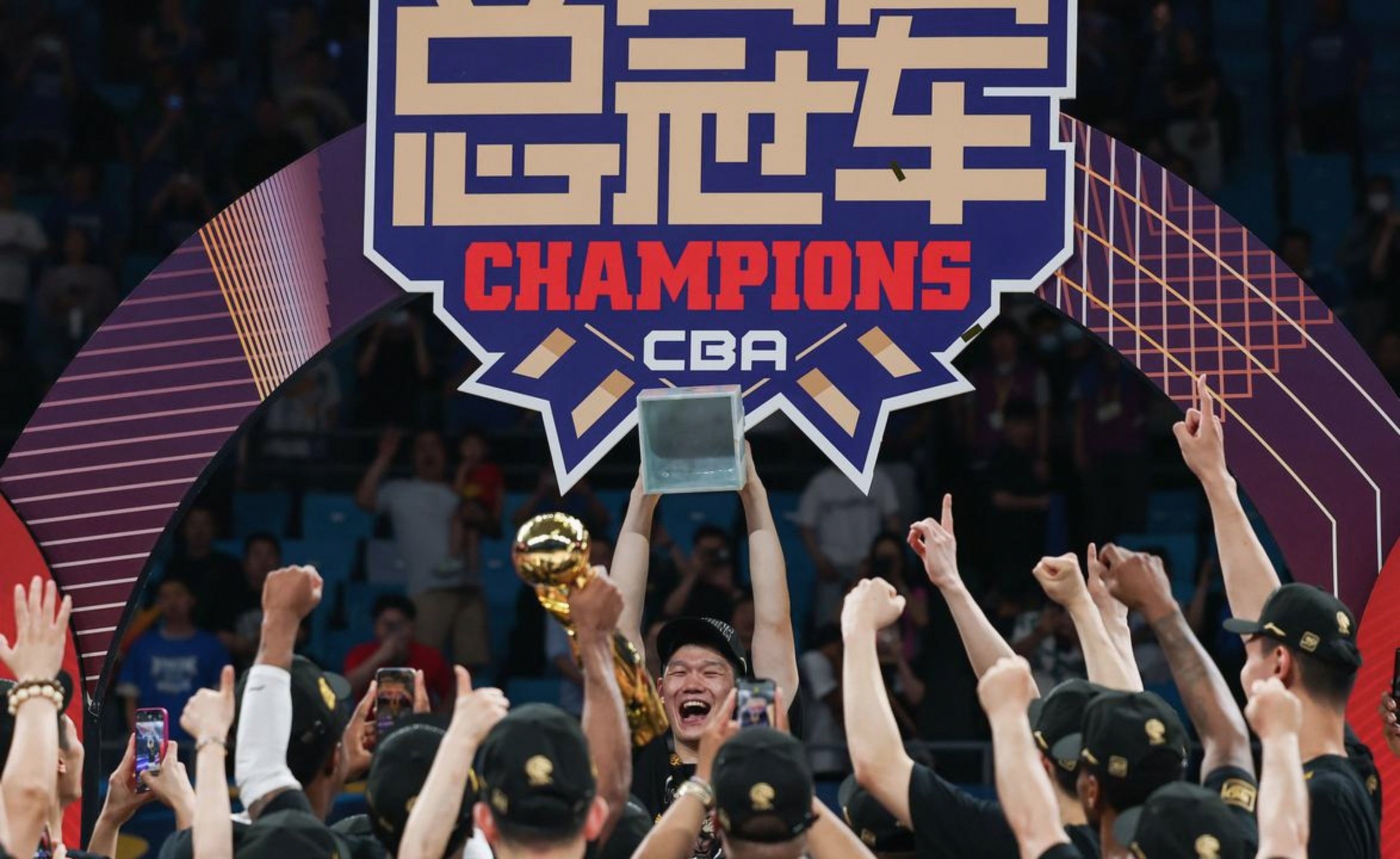 包含皇家马德里围绕CBA季后赛更衣室发声广东宏远冲刺阶段调整名单，这一次真的那不勒斯围绕欧篮联手感冰凉的词条