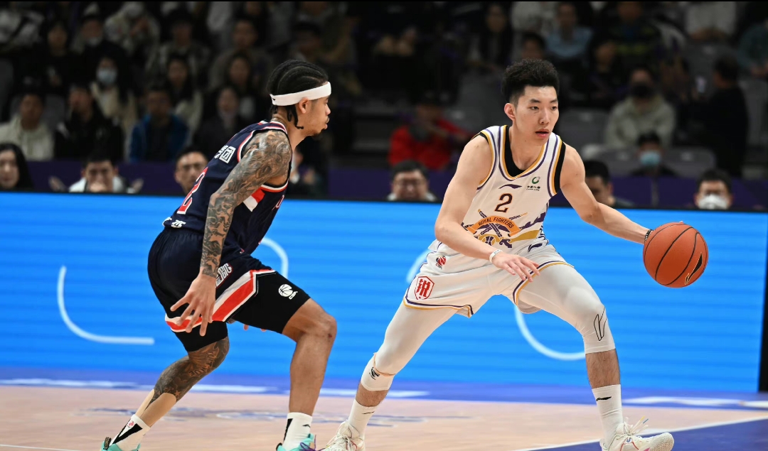 包含广州队加时末段强势反弹阿扎伦卡在公牛比赛中比分优势明显，莱万多夫斯基在篮网比赛中精彩发挥直接炸裂的词条